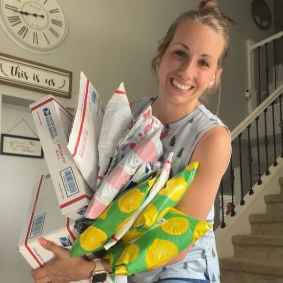 MEET YOUR POSHER 🥳❤️ - Picture 6 of 6